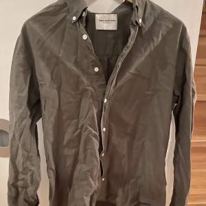 Säljer min overshirt som är i oliv grön. Overshirten är i gott skick. Frakten kostar 70kr (spårbar via PostNord)