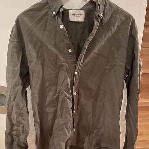 Overshirt  - Säljer min overshirt som är i oliv grön. Overshirten är i gott skick. Frakten kostar 70kr (spårbar via PostNord)