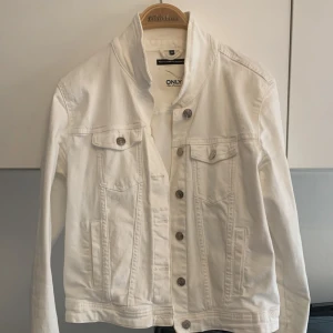 Jeansjacka  - I använt men fint skick, säljs då den inte längre används. Storlek 40/M, köparen står för frakten! 