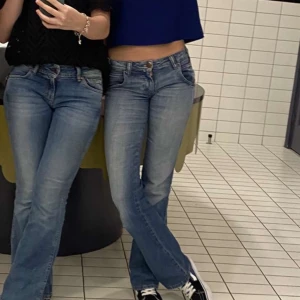 Lågmidjade jeans - Säljer nu dessa galet snygga jeans då de har blivit försmå. Jeansen är från Wrangler men köpta secondhand! ❤️Jag är ungefär 168cm, insidan ben är ungefär 83cm och midja tvärsöver är 36cm tror jag🥰 köparen står för frakt 🚚 