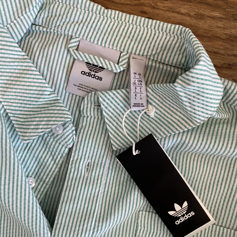 Adidas Shmoo Button Up Shirt Skjorta Size L HELT NY OANVÄND NYPRIS: 999kr . Skjortor.
