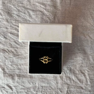 Ring - ”INDIGO” Unikt utvald ring 🤍 Kan mötas upp vid Östra Reals Gymnasium, annars står kunden för frakt 🤍