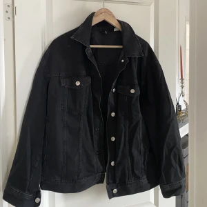 Jeansjacka - Jeansjacka från HM i storlek L Jackan är i en ”urtvättad” svart färg. Skriv för fler bilder 