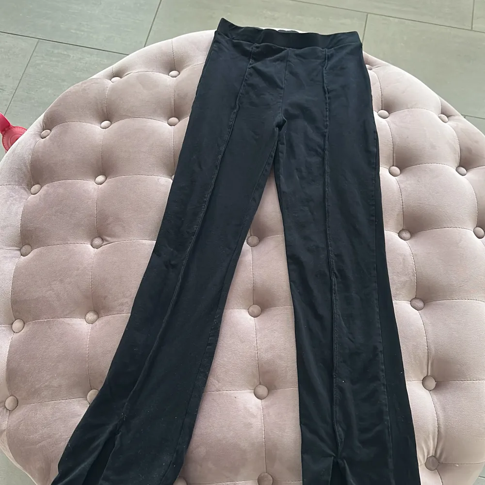 De hära jätte fina lågmidjade svarta byxor från H&M. Den är i storlek 164/ Xs.De är nästan helt oanvända.Den har en öppning på framsidan på botten av byxorna. ❤️ . Jeans & Byxor.