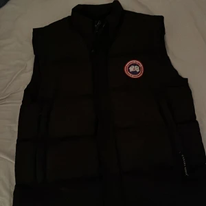 Canada Goose Väst  - Säljer min svarta Canada goose väst jag köpte nyligen. ( Diskuterar pris ). Hör av du vid intresse. Kan ta byten.