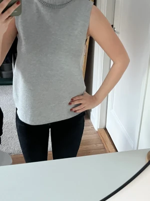 Polo topp - Super fin polo topp utan armar. Använd fåtal gånger.