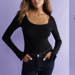 Topp från gina - Långärmad super skön svart topp, med slits i ärmarna! 💓💓