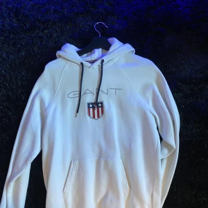 Gant hoodie - Gant hoodie finns en liten fläck som säkert går att få bort vid grovare tvätt