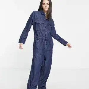 Nypris 1250kr. Jättefin mörkblå overall från Levi’s! Stl L och så snygg oversize.