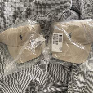 Ralph lauren keps, 2st i färgen beige, storlek onesize (justerbar) pris 200kr + 📦