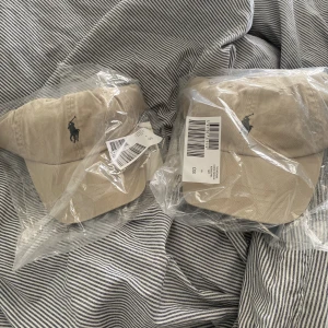 Ralph lauren keps - Ralph lauren keps, 2st i färgen beige, storlek onesize (justerbar) pris 200kr + 📦