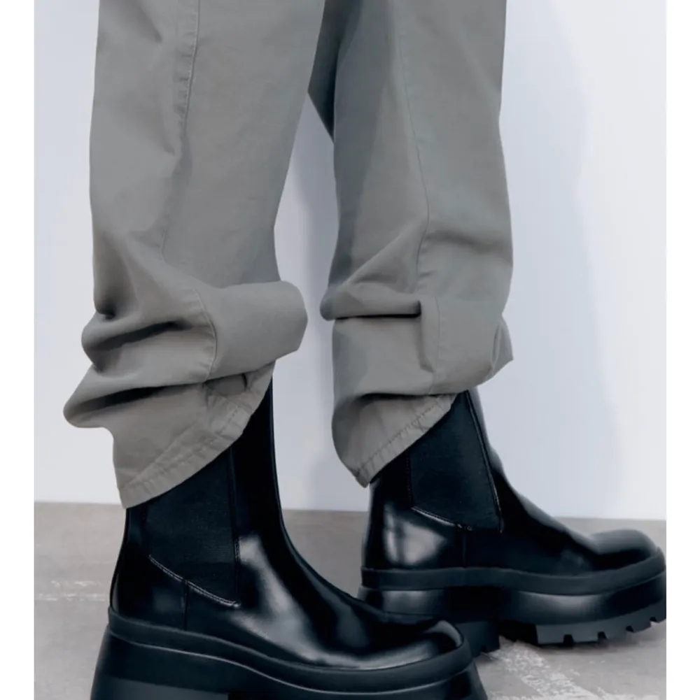 Säljer dessa snygga boots från zara❣️Perfekt nu och bra skick!. Skor.