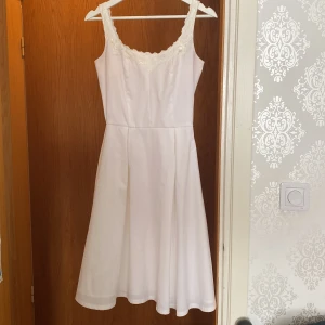Vit klänning från Vila - Vit klänning från Vila. Jättefina band med spets. Storlek: XS. 