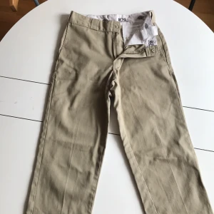 Dickies 874 - Beiga Dickies säljes då de inte kommer till användning!  Använda men i gott skick, se bild 3 för små defekter.  Storlek i byxan: 30/32, skulle säga att de passar en M