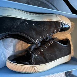 Lanvin skor - Hej! Säljer nu bort mina lanvins i bra skick. Skorna är bara en aning smutsiga men har inga skador. Kan frakta över hela landet eller mötas upp i centrala Stockholm. Förpackningen medföljer men dock inte dustbag kvar. Sitter större i storlek