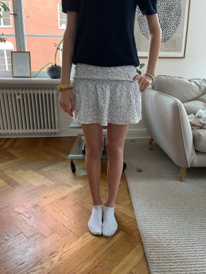 Cool zara kjol - En super fin zara kjol i storlek 134 men är super stora i storlek jag brukar ha XS-S i kjolar men denna passar perfekt (köparen står för frakt)!