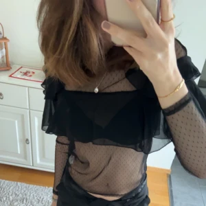Fest tröja ❤️ - Säljer denna skjut snygga toppen, den är i ny skick. Kommer inte till användning.🥰