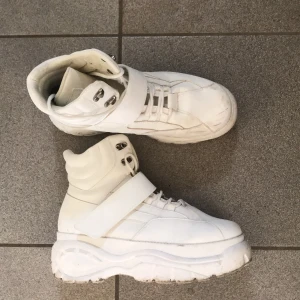 Vita skor strl 40 - Vita skor i storlek 40🤍 De har använts så de är lite smutsiga men det mesta går nog att tvätta bort 🤍 skriv för fler bilder elle mått 