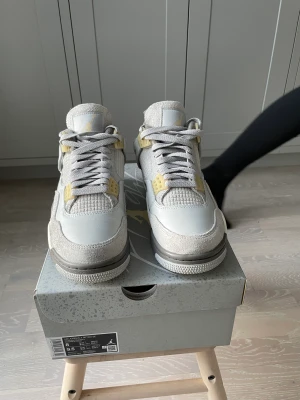 Jordan 4 craft  - Tjena! Jag säljer mina underbara Jordan 4 craft från SNS. Dem är använda en enda gång men. Dem passade inte mig perfekt så jag väljer att sälja dem för 3000+ skriv dina pris förslag så kan vi diskutera👍/Leo