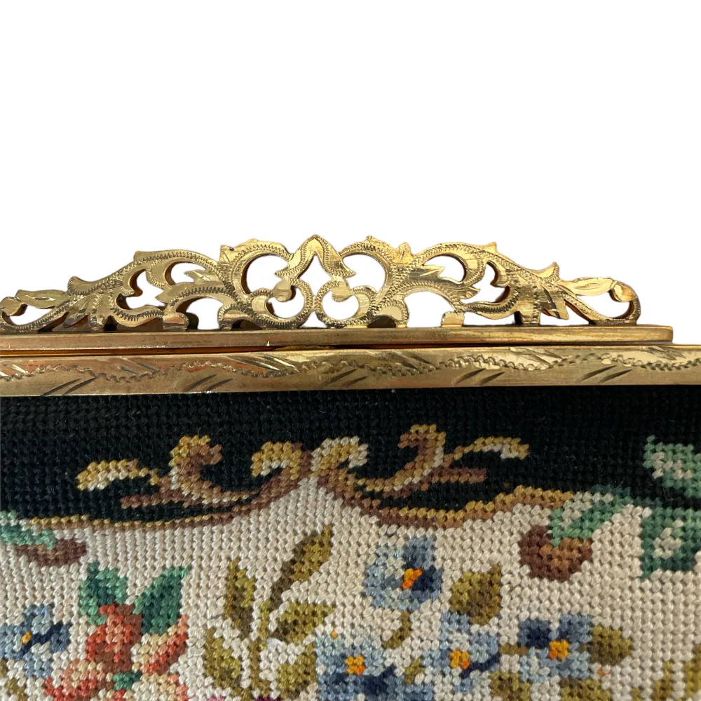 Blommig liten vintage väska med guldig detalj. . Väskor.