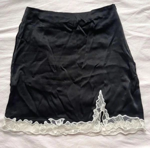 Satinkjol med spetsdetaljer  - Satinkjol med spetsdetaljer i perfekt skick! Lite skrynklig på bilden men går att stryka😁 Inga defekter💓