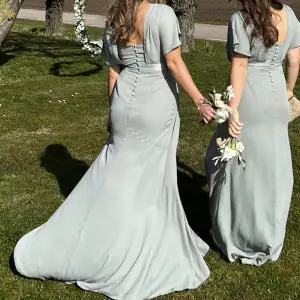 En fin olivgrön klänning så passar perfekt till bröllop