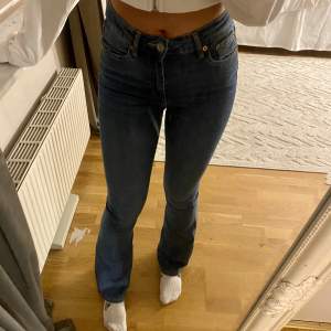 Ett par snygga blåa bootcut jeans, från lager 156. Sitter snyggt på både fram och bak. Även ett väldigt skönt material. 