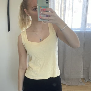 Gult linne - Detta fina linnet är ifrån Indiska och är i storlek L, jag skulle säga att den är i storlek S eller M. Köparen står för frakten och hör gärna av dig vid intresse. 💞