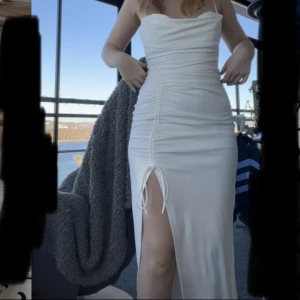 Vit lång klänning  - Säljer min vita långa klänning från Zara. Skulle använt den till studenten men det blev inte av så den är aldrig använd! Den är i stretchig material. Sista bilden är från Zaras hemsida. Nypris 499 kr Frakt tillkommer 60 kr spårbart eller välj köp nu ❣️