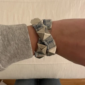 Armband  - Super fint hemma gjort armand i jeans💕 ONESIZE, har två stycken, först till kvarn 