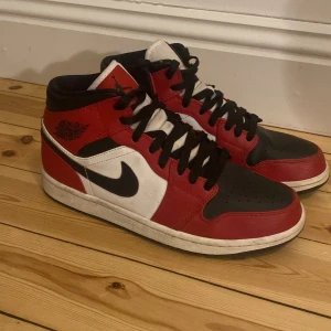 Air Jordan 1 Chicago black toe - Inte använda så jätte mycket. Är lite smutsiga men inget som är särskilt synligt. Kan diskutera pris