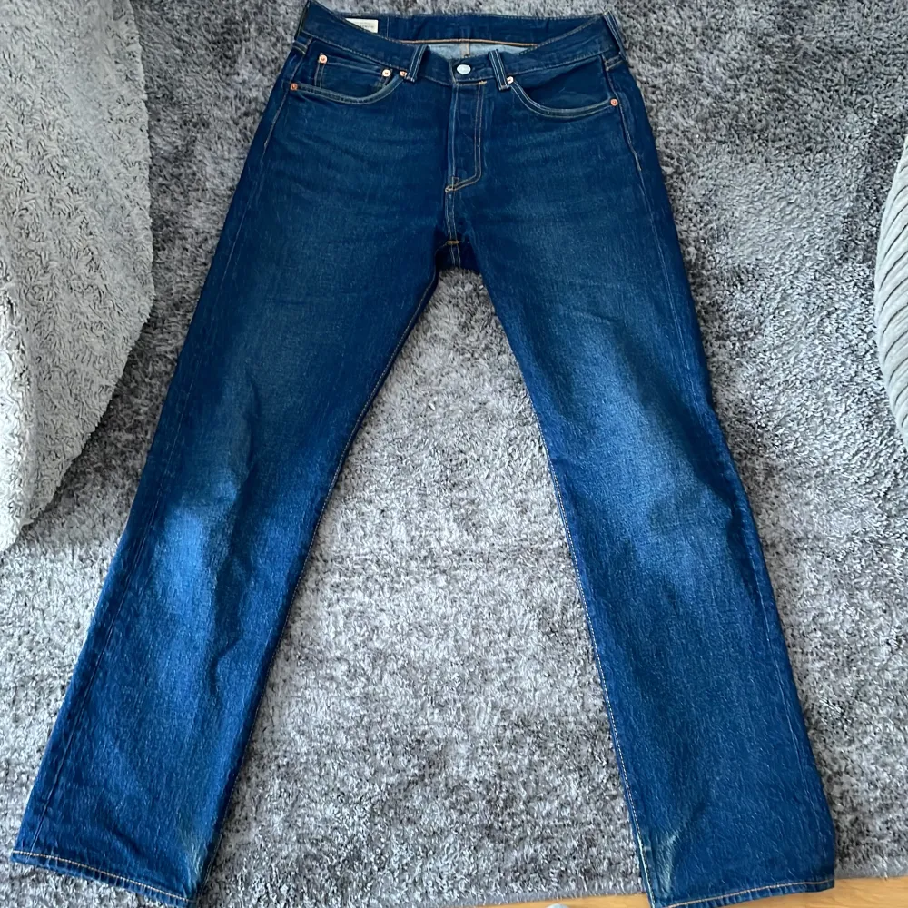 Skitsnygga jeans som inte riktigt kommer till användning längre. 501 i modell och sitter rakt. Köpta för 900 . Jeans & Byxor.