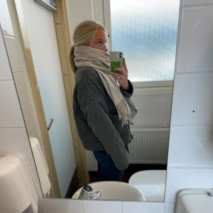 Zara jacka  - Trendig jacka från zara! Jätte bra skick då jag inte har använt den så mycket det är också därför jag säljer. kan tänka mig byta mot den gröna utan krage (strl. S) 💗😄frakten är gratis just nu!