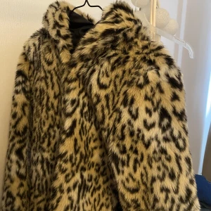 leopard jacka - jättefin oanvänd leopard jacka från hm 