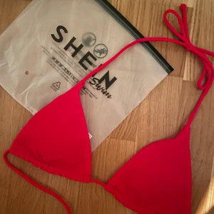 Bikini - Röd bikiniöverdel från SHEIN, aldrig använt, helt ny och bra skick. 50kr + frakt