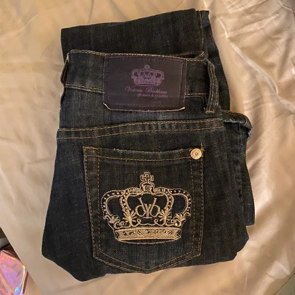 Skit snygga jeans som inte kommer till användning ❌intreskoll❌ skriv t mig om du undrar något jag kan också mäta om de är något jag är lite osäker på storlek men typ xs. Jeans & Byxor.