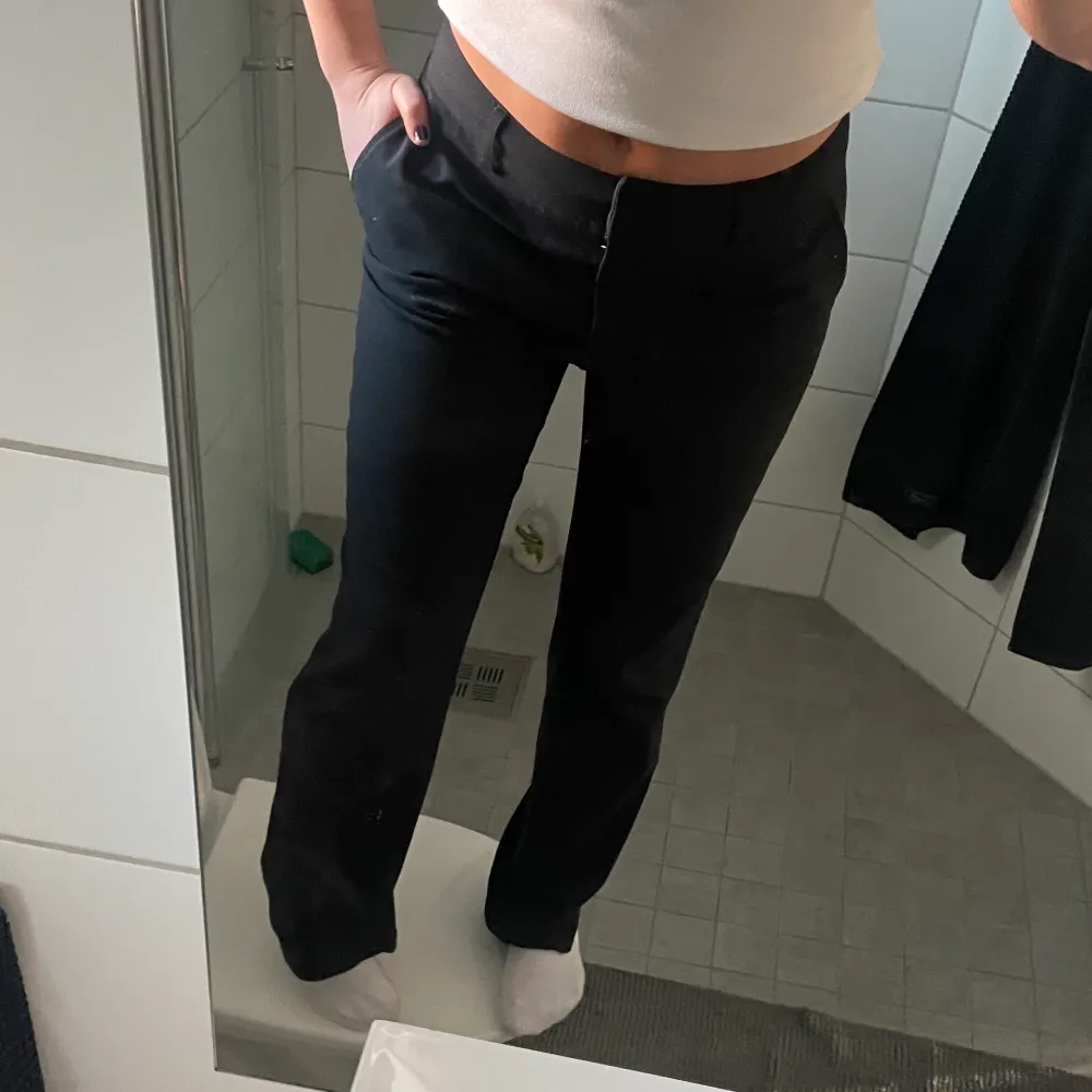 Skitsnygga kostymbyxor som är lågmidjade och raka hela vägen. Passar mig som är 166 cm. Storlek 38 men passar både s-m. Jeans & Byxor.