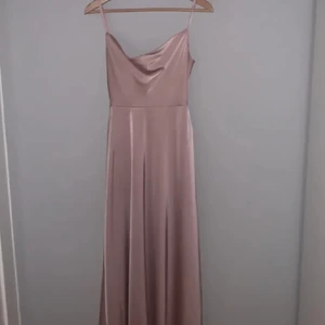 Balklänning  - Säljer min rosa fina balklänning från Nakd Storlek 34 men väldigt justerbar då man knyter i ryggen Använd 2 gånger, inga fläckar eller skador  Nypris runt 1000kr 