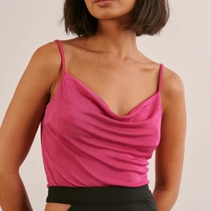 Rosa linne  - Rosa linne från Margaux Dietz x NA-KD, helt nytt med lappar kvar och slutsåld på hemsidan. Nypris 219 kr.