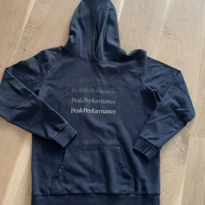 Peakperformance hoodie -  cr 2 månader gammal andvänt fåtal gånger fin passform