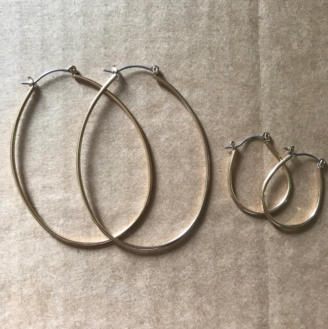 Guldfärgade örhängen stor och liten