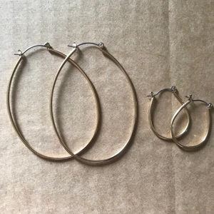 Guldfärgade örhängen stor och liten - Använder inte dessa och därför säljer jag dem! På bilder ser du samma modell i en stor och en liten storlek! <3