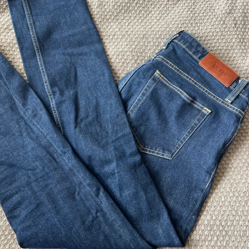 Jätte fina jeans ifrån acne💓❤️ raka i benen.KÖP INTE GENOM APPENS FUNKTIONER TAR BARA SWISH. Jeans & Byxor.