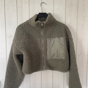 Fluffig jacka  - Detta är en militärgrön Teddyjacka med mina detaljer utanpå. Den är inte fluffig på insidan. Jackan passar som ett fint tillägg på outfiten. 🌸