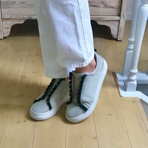 Slip on sneakers - Säljer mina superfina grå/beiga slip on sneakers från K. Cobler. Säljer då de ej kommer till användning.   Nypris: 1000kr Pris nu: 200kr