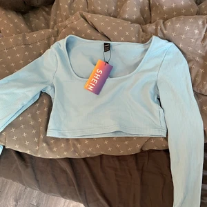 Topp S - Aldrig använd, kan inte skicka tillbaka den nypris 149kr säljer för 80kr valde storlek M men den är liten i storleken så den passar S köparen står för frakten 