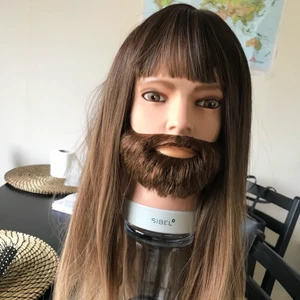 Peruk - Jättefin syntetisk peruk. Tål upp till 180 grader. Finns i skutskär kan även fraktas för 50kr. 