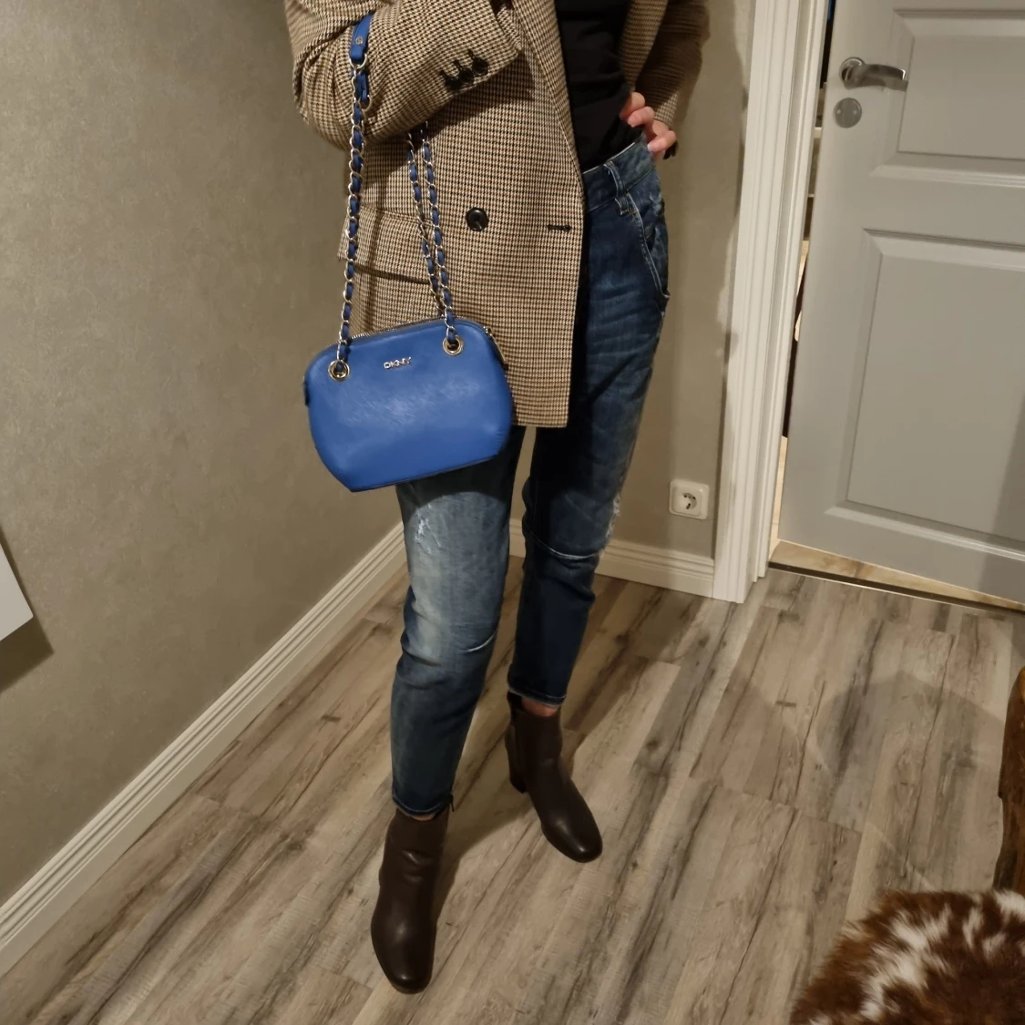 DKNY axelremsväska  - 90