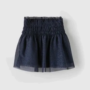 Glittrig Zara kjol - Säljer denna ursnygga glittriga Zara kjolen då jag inte får någon användning av den! Barnstorlek 152 som sitter jättebra på mig som är XS/S och 166 lång ❤️ skriv gärna vid fler frågor eller funderingar! Köpare står för frakt 