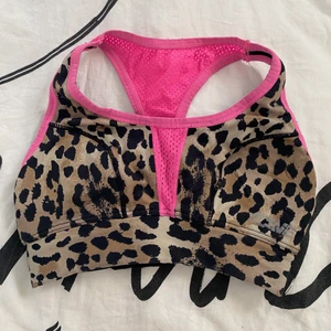 Sporttopp från Gina tricot  - Sporttopp i fint skick. Säljer för 30 kronor+frakt 